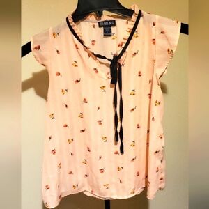 Peach-colored blouse with small floral print It has a V-neck with a tie detail S
